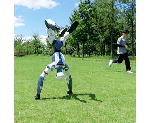 Гуманоидный робот Unitree R1 