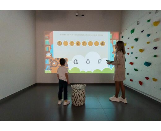 Интерактивная стена АктивиУМ Максимум с проектором v1 для темных помещений