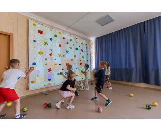 Интерактивный физкультурный комплекс с проектором для тёмного помещения