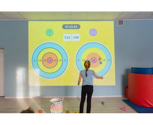 Интерактивный физкультурный комплекс с проектором для тёмного помещения